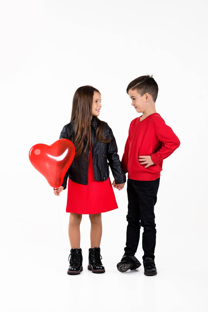 Mutlu çocuklar kırmızı kalp balonuyla - Fotoğraf, Görsel