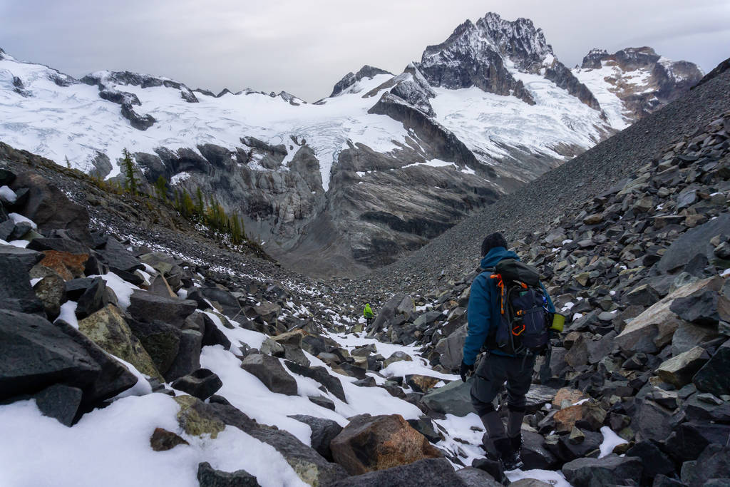 Excursionista femenina aventurera en la cima de una montaña
 - Foto, imagen