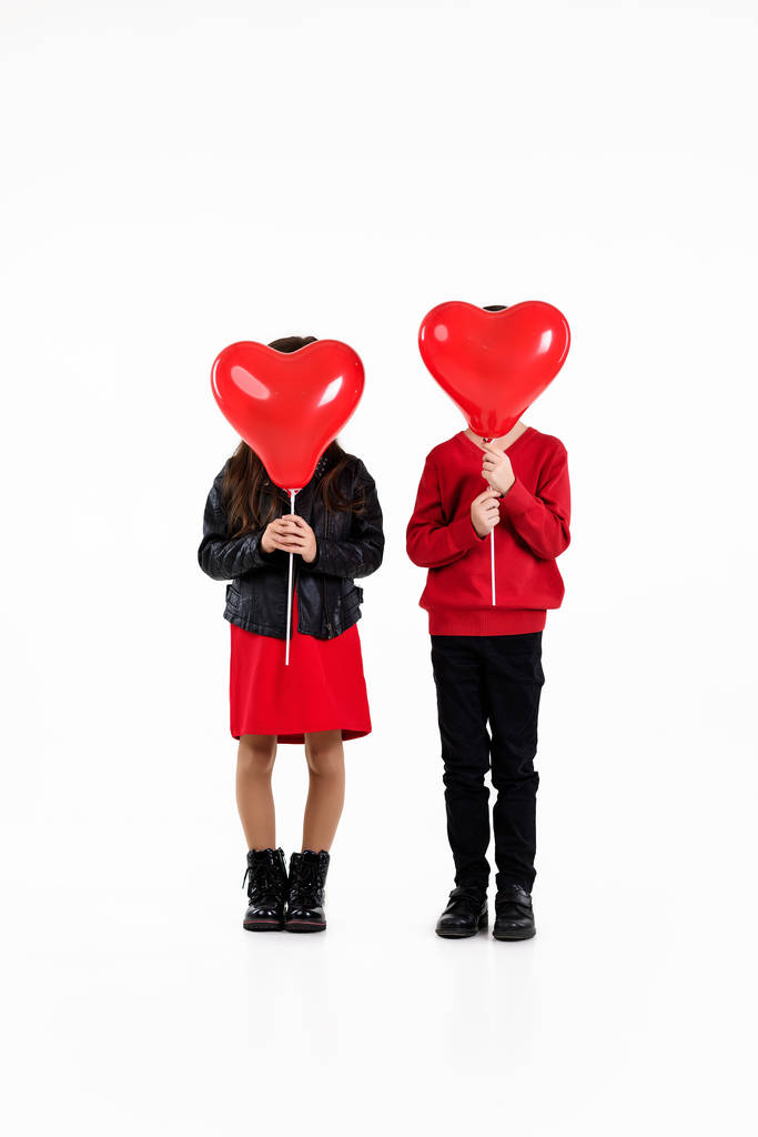 Šťastné děti s červeným srdcem balón - Fotografie, Obrázek