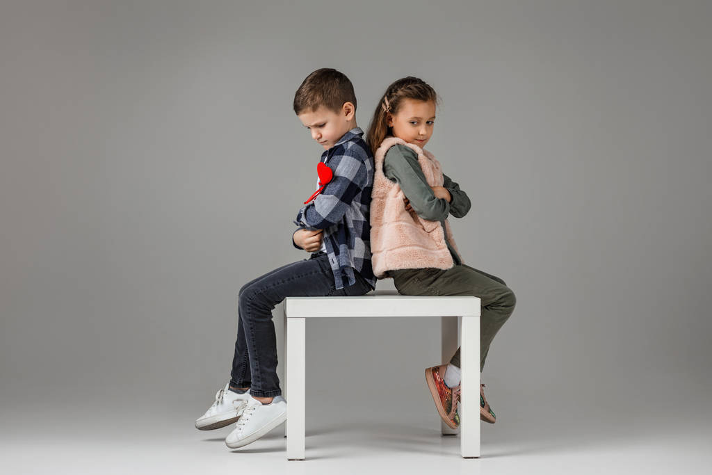 pareja niña y niño en ropa de moda
 - Foto, Imagen