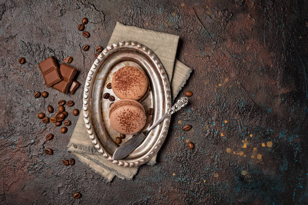 Suklaa macaronit vintage hopea tarjotin
 - Valokuva, kuva