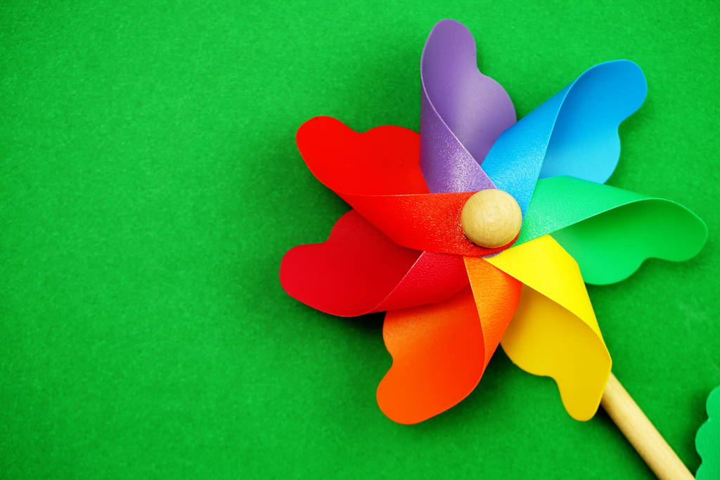 Pinwheel colorido com cópia de espaço isolado no fundo verde
 - Foto, Imagem