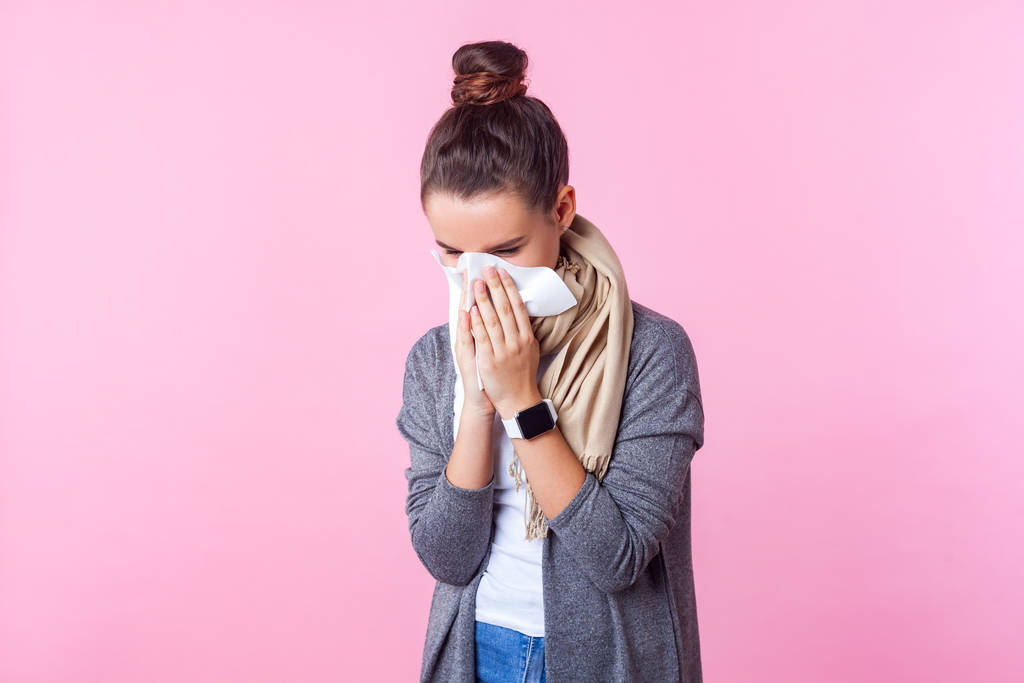 La saison grippale. Portrait d'adolescente brune malade portant pullo
 - Photo, image