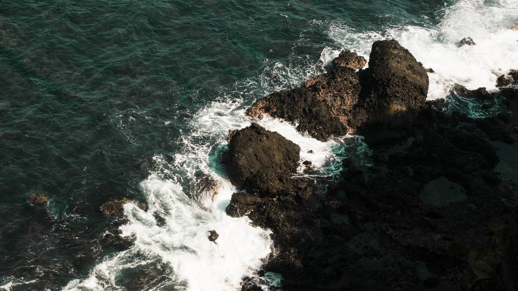 скеля проривається в море
 - Фото, зображення