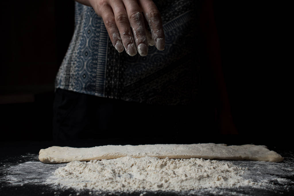 visión parcial de la mujer tamizar la harina y preparar la masa
  - Foto, imagen
