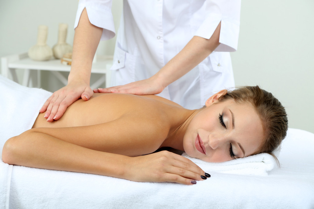 Belle jeune femme ayant massage du dos de près
 - Photo, image