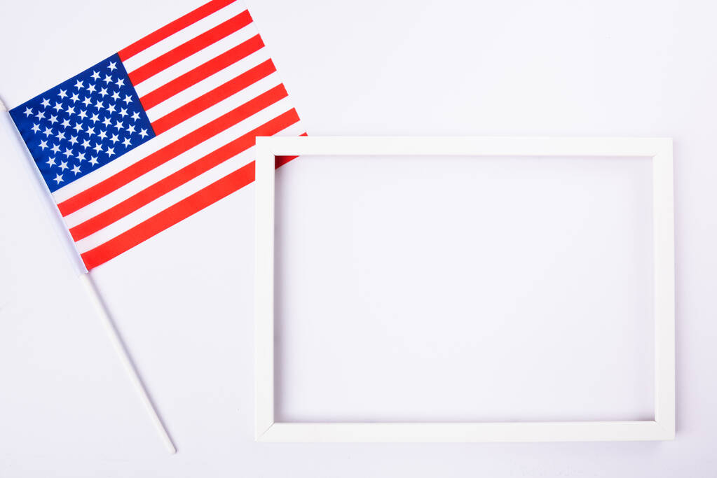 День Мартина Лютера Кинга, вид сверху, американский флаг и рамка на белом фоне с копировальным пространством для текста
 - Фото, изображение
