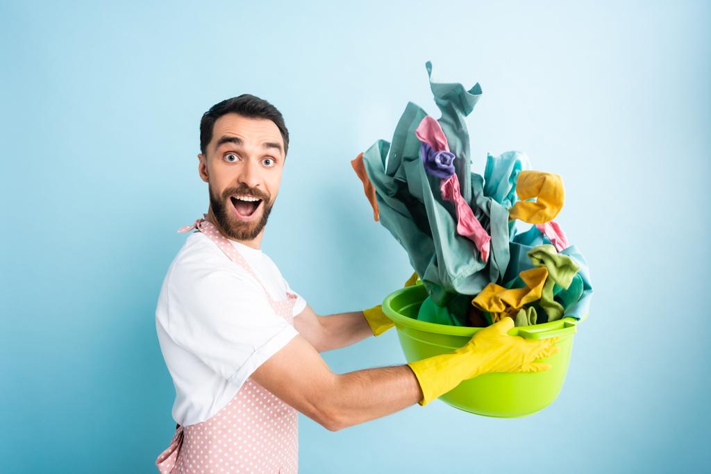 innoissaan mies tilalla muovi pestä kulho likapyykki sininen
  - Valokuva, kuva