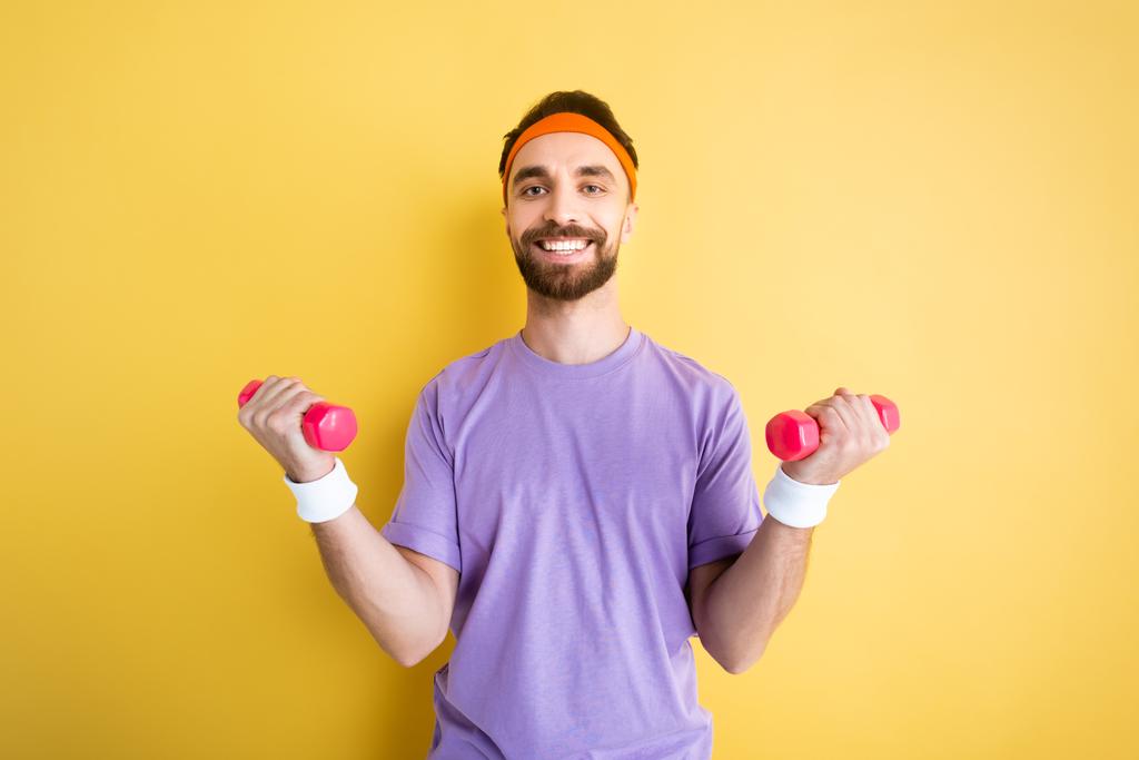 pozitív sportoló gyakorló rózsaszín súlyzók sárga - Fotó, kép