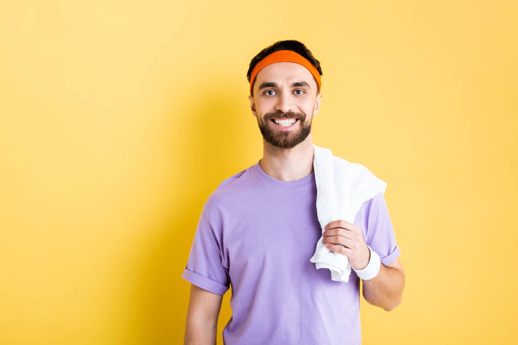 alegre barbudo deportista sosteniendo la toalla en amarillo
 - Foto, Imagen