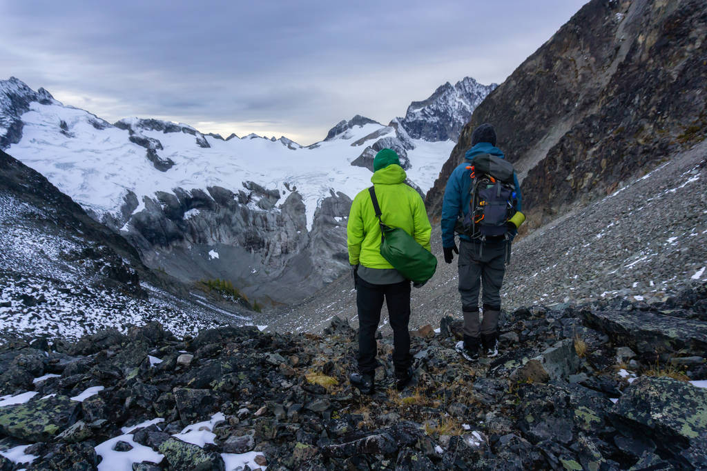 Des amis aventureux font de la randonnée dans le magnifique paysage montagneux canadien
 - Photo, image