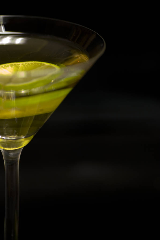 Bicchiere da cocktail con lime - Foto, immagini