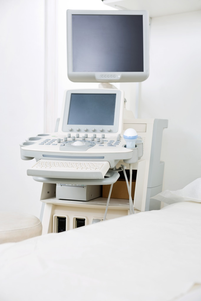 Interior de clínica con máquina de ultrasonido
 - Foto, imagen