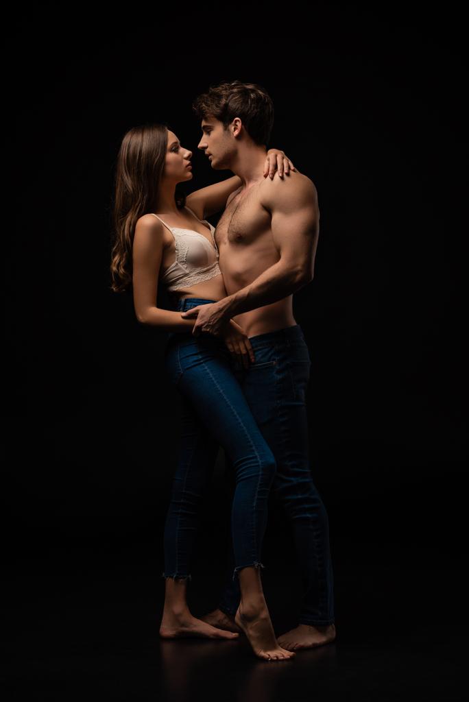 vášnivý svlečený sexy mladý pár v džínách objímání izolované na černošky - Fotografie, Obrázek