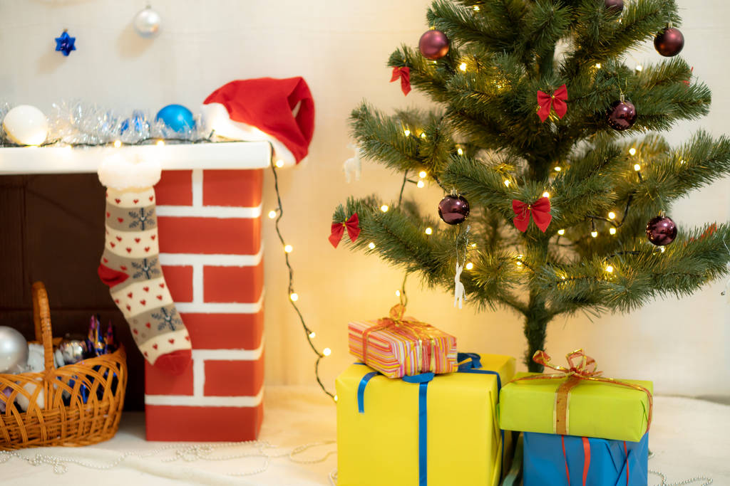 Χριστουγεννιάτικη διακόσμηση Χριστουγεννιάτικο δέντρο τζάκι και δώρα - Φωτογραφία, εικόνα