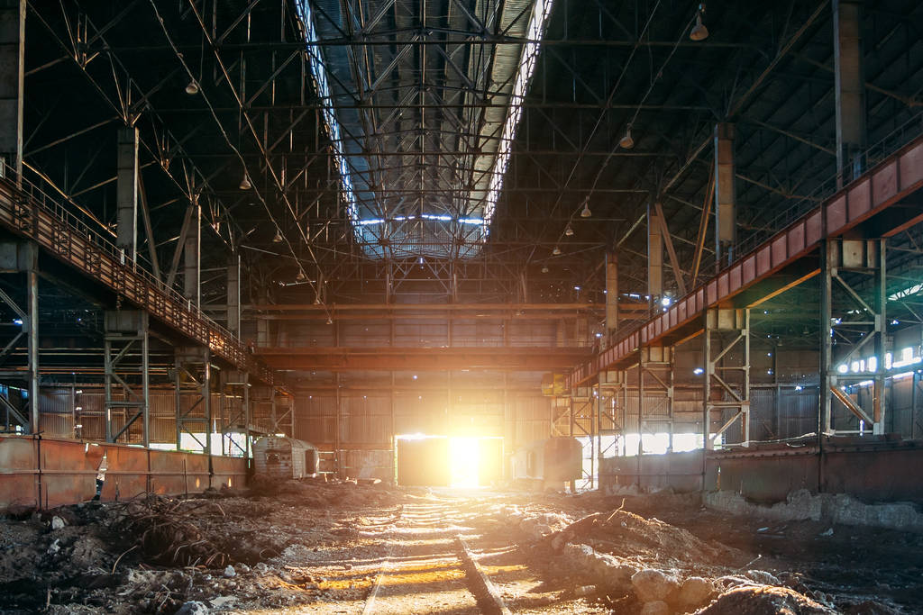 Opuszczony zrujnowany duży budynek przemysłowy ze śmieciami czekającymi na wyburzenie - Zdjęcie, obraz