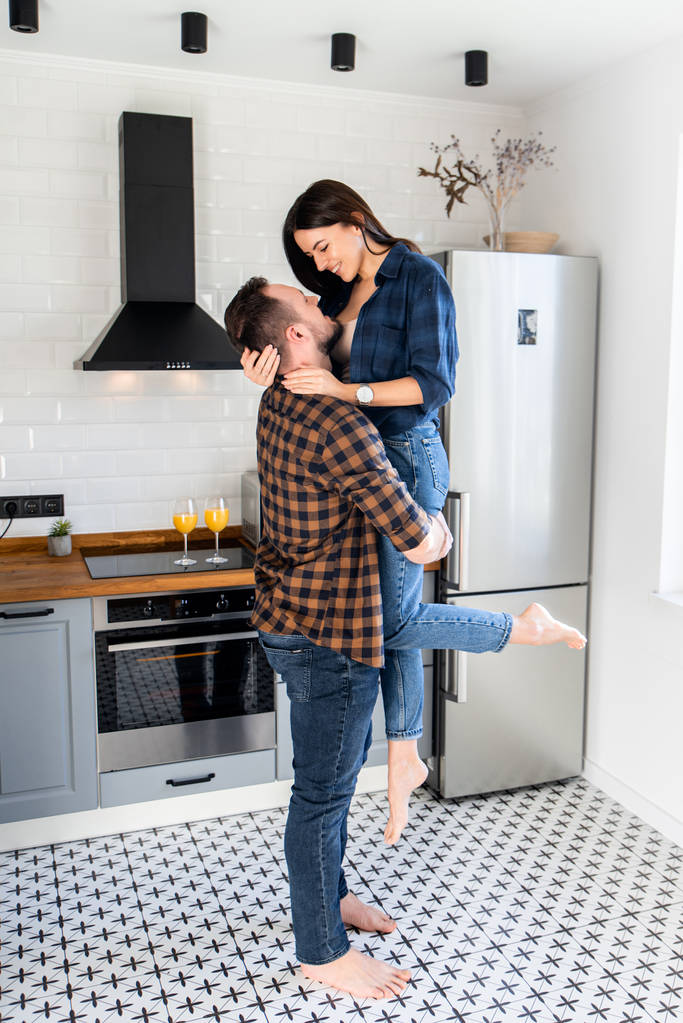 Un ragazzo con una ragazza in camicie a quadri casual in cucina
 - Foto, immagini