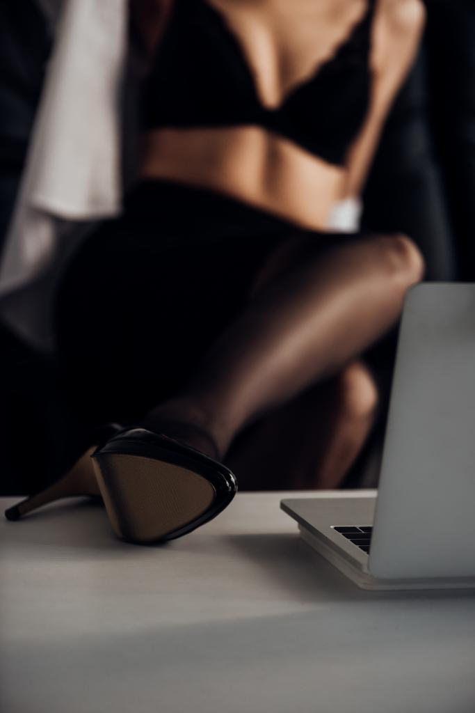 Oříznutý pohled na atraktivní dívku v punčochy a vysoké podpatky pózování před webovou kamerou - Fotografie, Obrázek