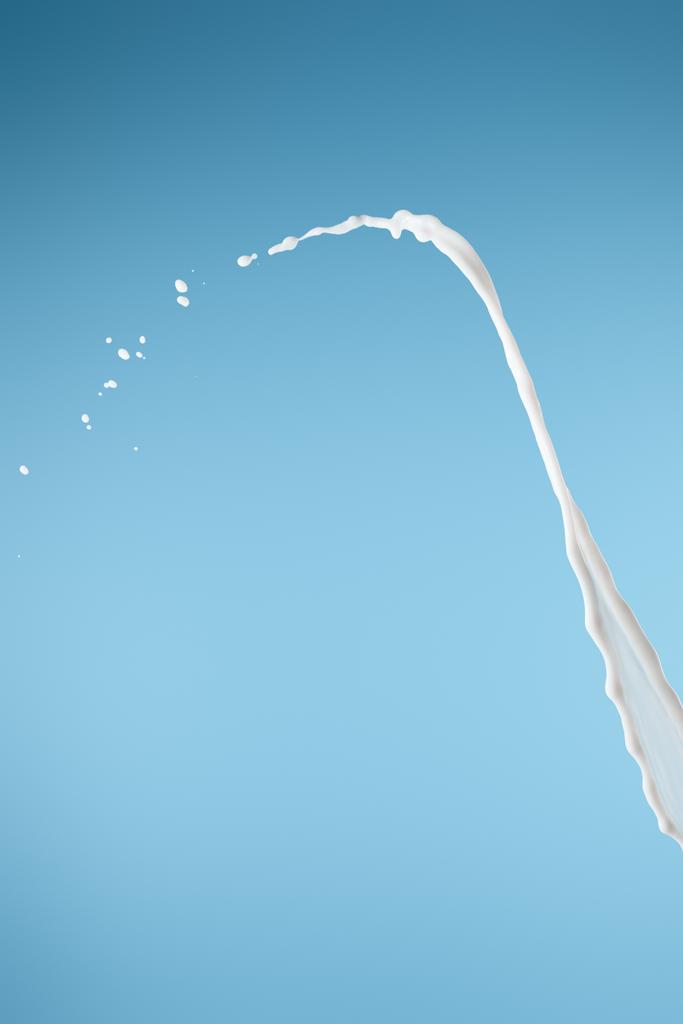 świeże białe mleko odizolowane na niebiesko - Zdjęcie, obraz