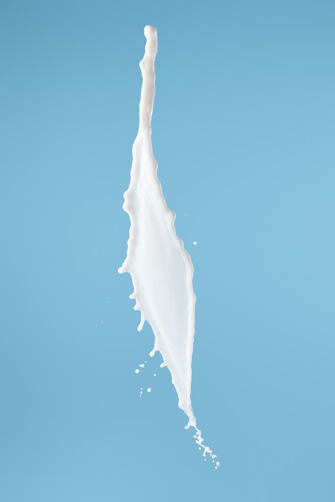 éclaboussure de lait blanc frais isolé sur bleu
 - Photo, image