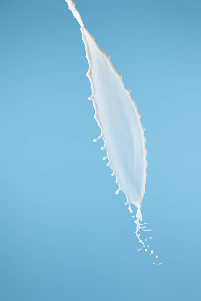 frische weiße Milch spritzt isoliert auf blau - Foto, Bild