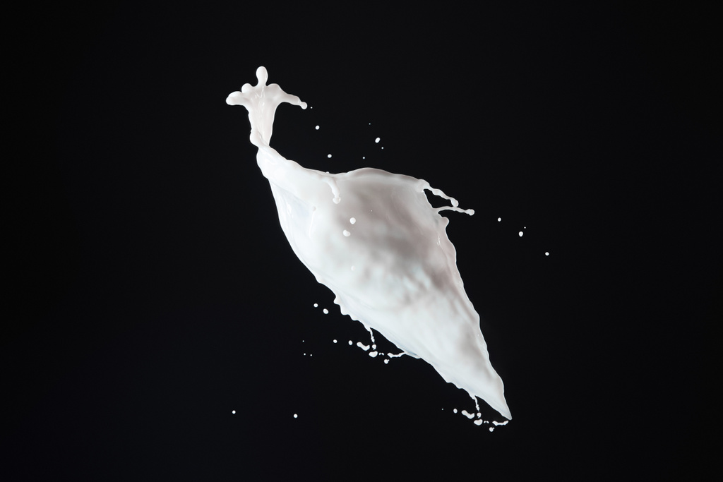 respingo de leite branco fresco isolado em preto
 - Foto, Imagem