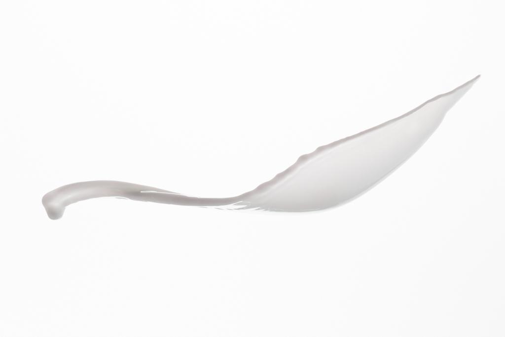 брызги чистого белого молока, выделенные на белом
 - Фото, изображение