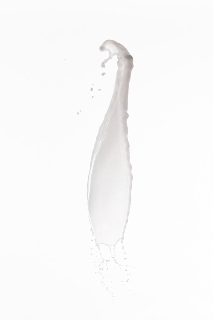 tiszta friss fehér tej fröccsenés cseppek izolált fehér - Fotó, kép