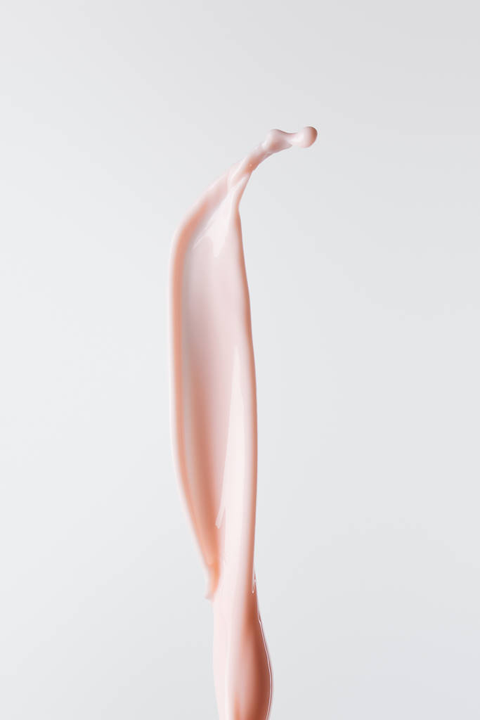 salpicadura de leche rosa fresca aislada en blanco
 - Foto, imagen
