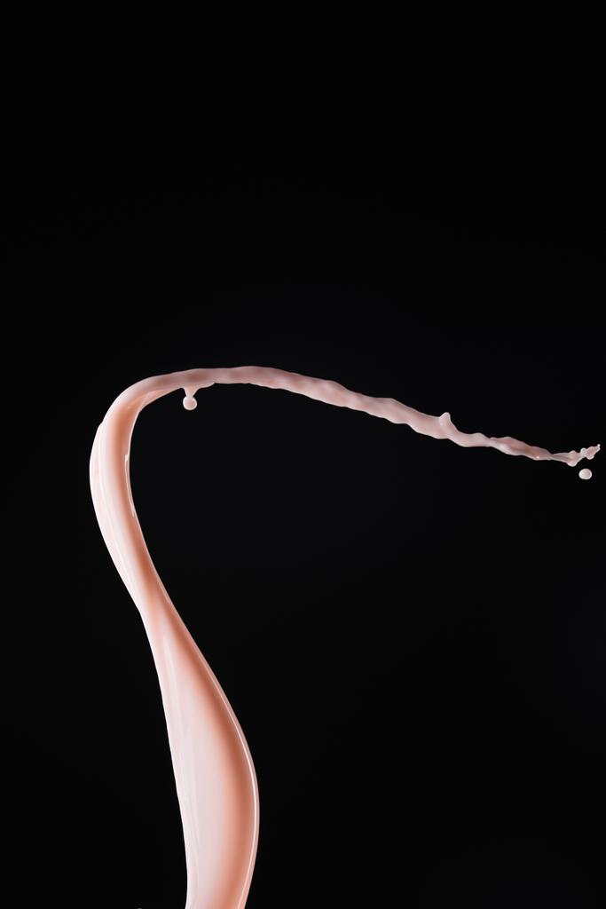 гладкое свежее розовое молоко всплеск с капель изолированы на черный
 - Фото, изображение