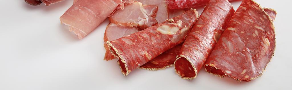 fresca deliziosa carne tagliata assortita isolata su colpo bianco e panoramico
 - Foto, immagini
