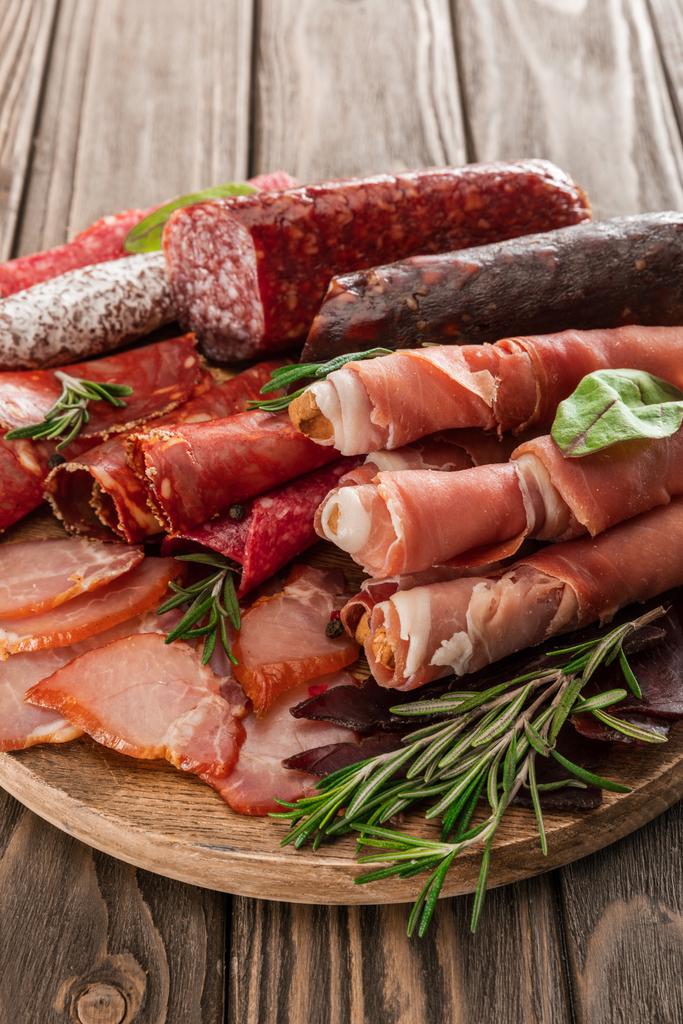 vue du dessus de délicieux plateau de viande servi avec du romarin sur une planche de bois
 - Photo, image