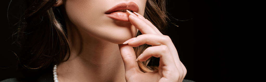 Siyah dudaklara dokunan kadının panoramik görüntüsü.  - Fotoğraf, Görsel