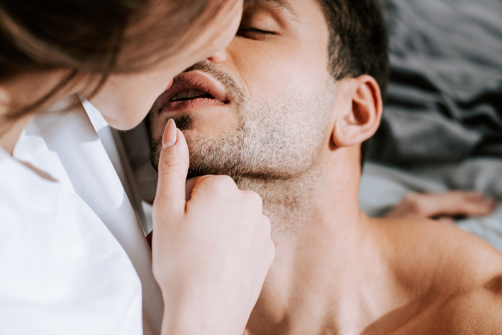 καλλιεργημένη άποψη της γυναίκας αγγίζοντας τα χείλη του σέξι άνδρα στο σπίτι  - Φωτογραφία, εικόνα