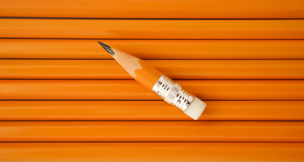  Bir keskin küçük kalem ve geri kalan sarı kalemler..  - Fotoğraf, Görsel
