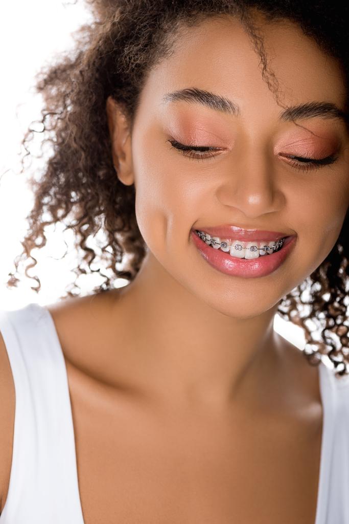 gyönyörű mosolygós afro-amerikai lány fogszabályzóval, elszigetelt fehér - Fotó, kép