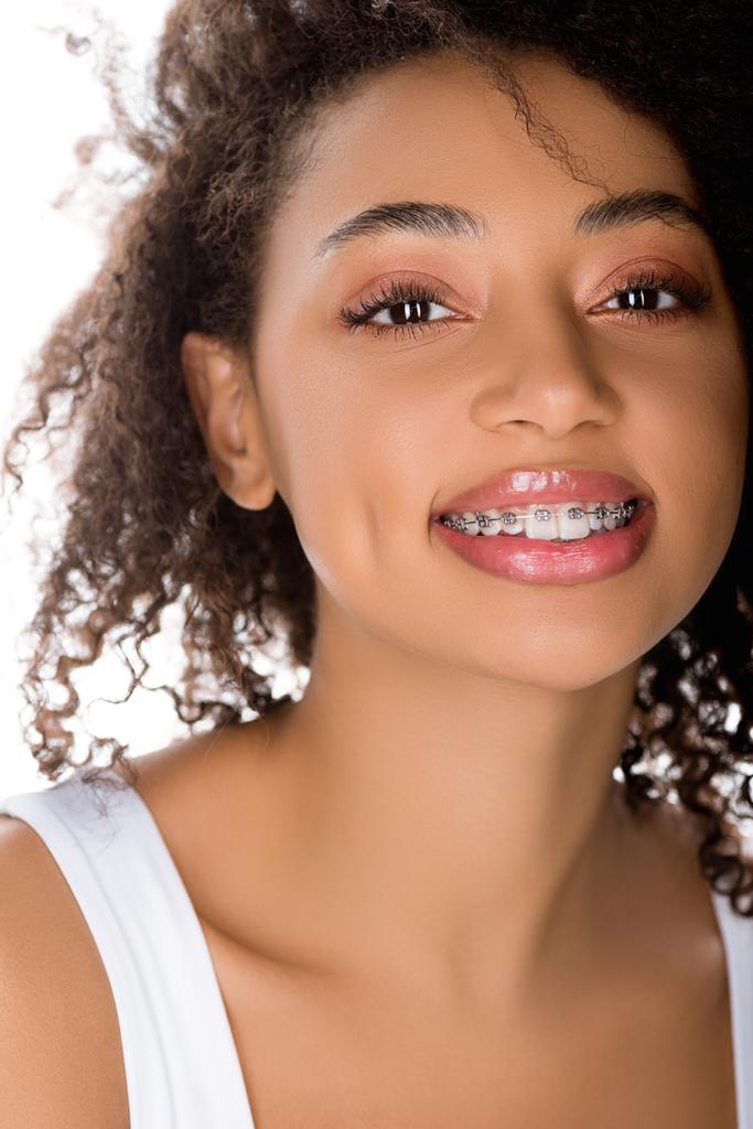 sorridente menina afro-americana com aparelho dentário, isolado em branco
 - Foto, Imagem