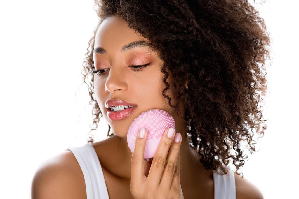 bela menina afro-americana usando silicone limpeza escova facial, isolado em branco
 - Foto, Imagem
