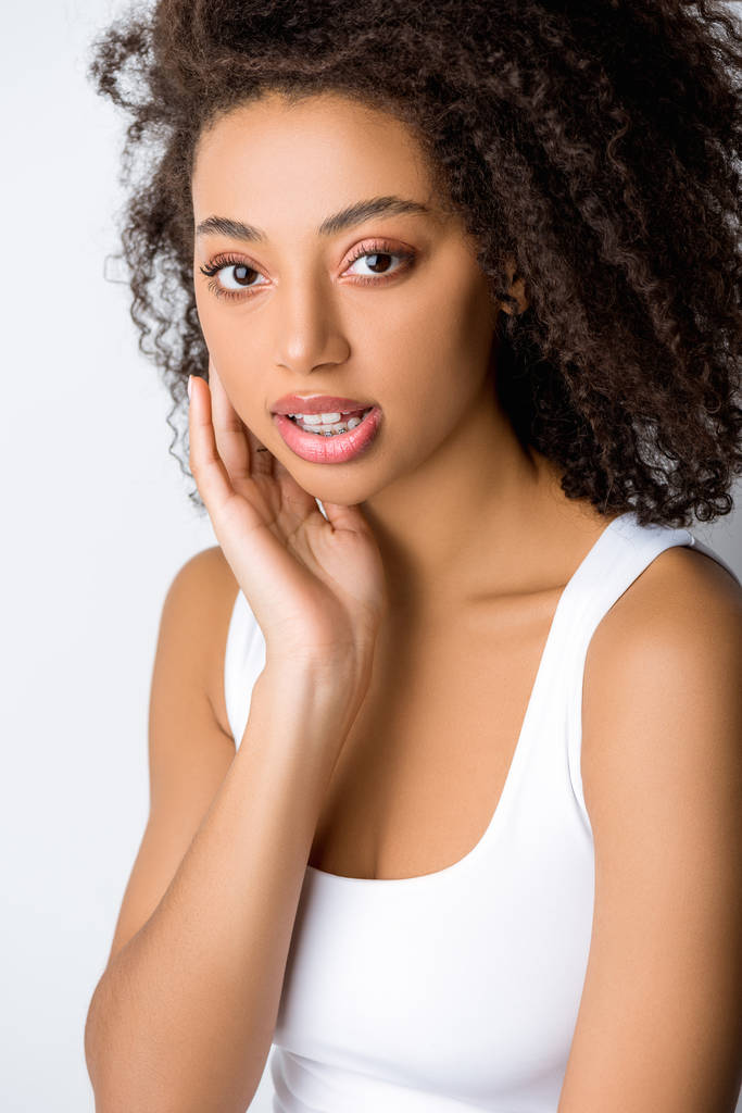 portré gyönyörű afro-amerikai lány tökéletes bőr, elszigetelt szürke - Fotó, kép