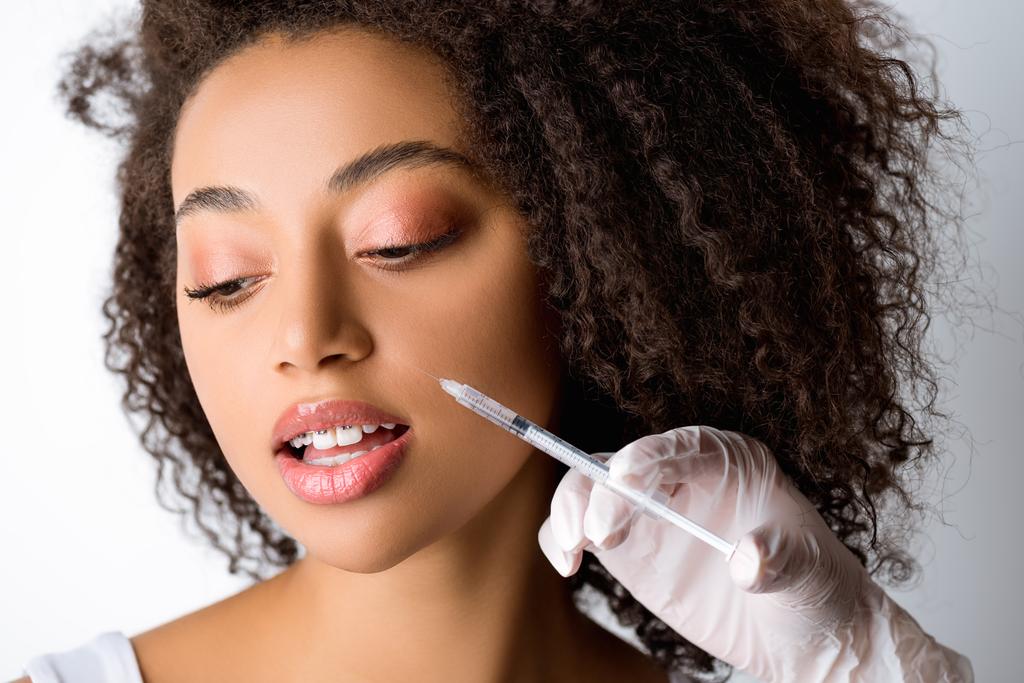 belle jeune femme afro-américaine faisant injection de beauté, isolé sur gris
 - Photo, image