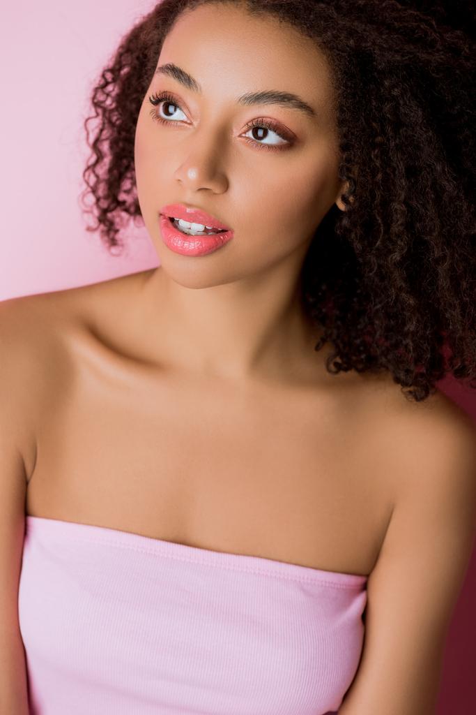 portré vonzó afro-amerikai lány, elszigetelt rózsaszín - Fotó, kép