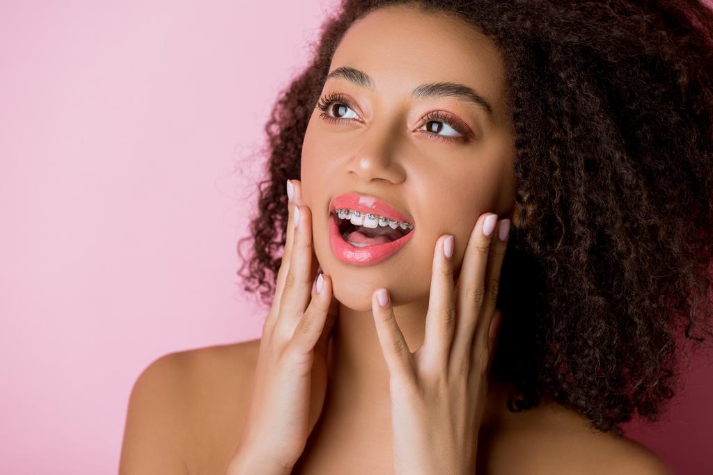 excité afro-américaine fille avec appareil dentaire, isolé sur rose
 - Photo, image