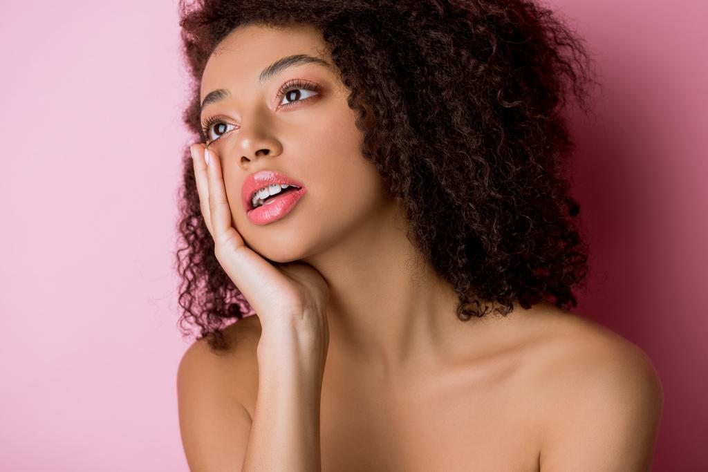 atractiva chica afroamericana pensativa con frenos dentales en rosa
 - Foto, Imagen