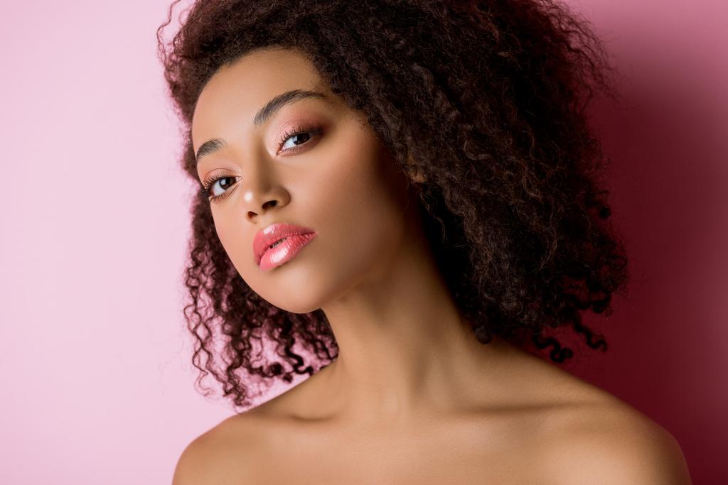 portret van vrij Afrikaans Amerikaans meisje op roze - Foto, afbeelding