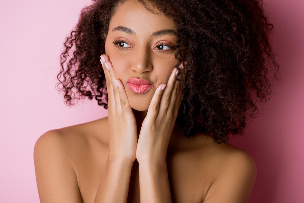 retrato de alegre hermosa chica afroamericana desnuda en rosa
 - Foto, imagen