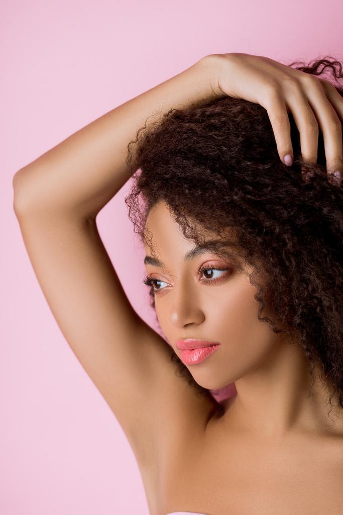 retrato de chica afroamericana atractiva, aislado en rosa
 - Foto, Imagen