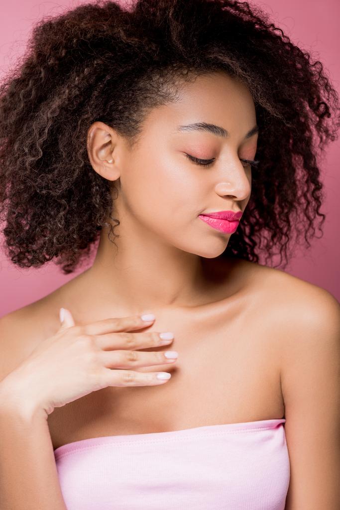 portré érzékeny afro-amerikai lány tökéletes bőr és csukott szemmel, elszigetelt rózsaszín - Fotó, kép