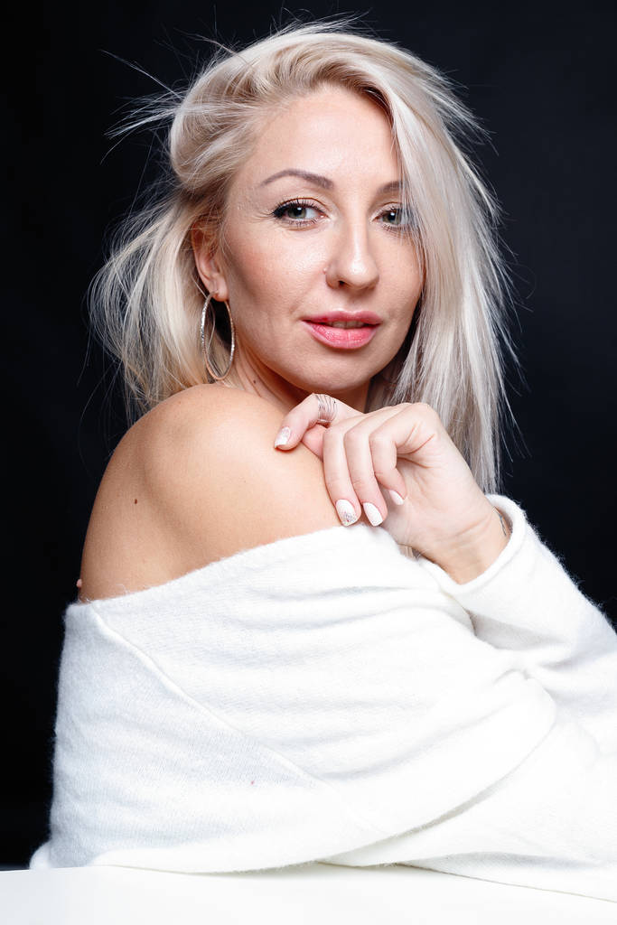 白いセーターの美しい若い魅力的な女性の肖像画 - 写真・画像