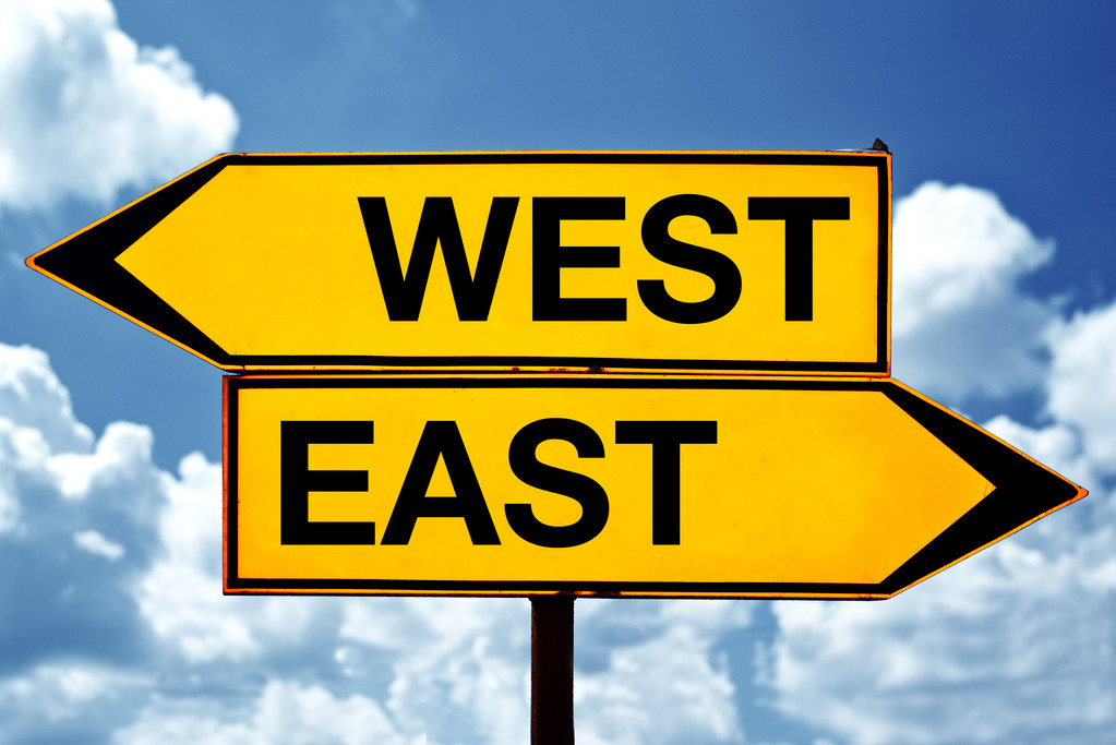 восток или запад, противоположные знаки
 - Фото, изображение