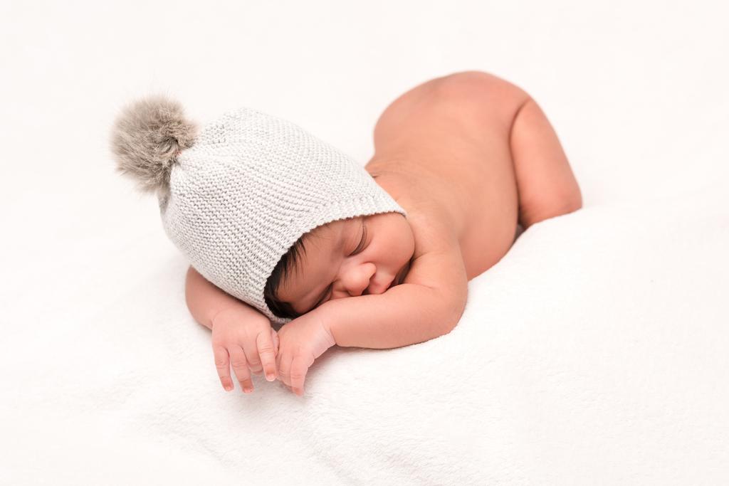 sekoitettu rotu vastasyntynyt vauva neulottu hattu nukkuu eristetty valkoinen
  - Valokuva, kuva